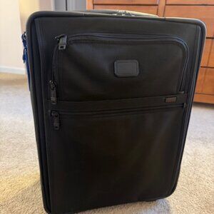 TUMI Alpha 2  21" Expandable Rolling 2-Wheeled Carry on suit case.  220211D2U